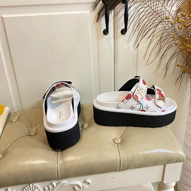 LV 26S WEDGE SLIDES 45 MM IN WHITE MONOGRAM COATED CANVAS WITH CHERRY PRINT