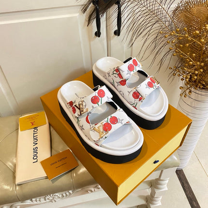 LV 26S WEDGE SLIDES 45 MM IN WHITE MONOGRAM COATED CANVAS WITH CHERRY PRINT