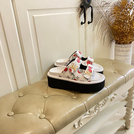 LV 26S WEDGE SLIDES 45 MM IN WHITE MONOGRAM COATED CANVAS WITH CHERRY PRINT
