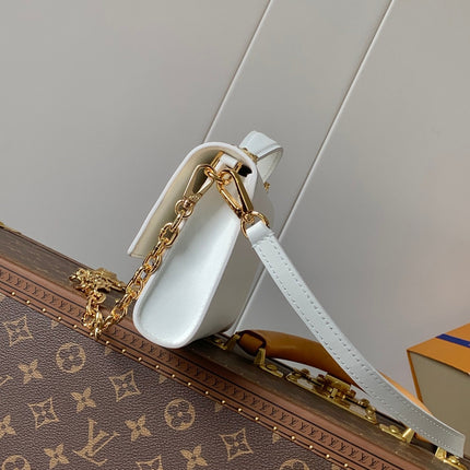 WALLET ON CHAIN CAPUCINES 23 IN WHITE SMOOTH CALFSKIN GOLD HARDWARE