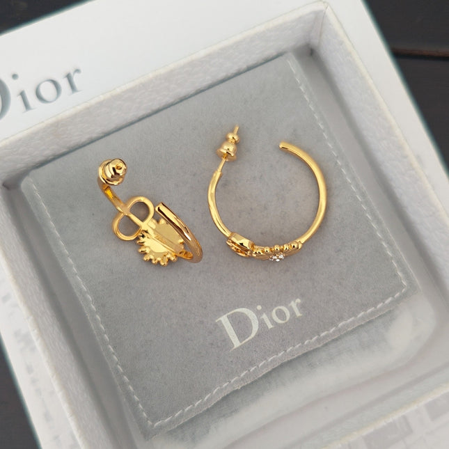 CD 26S DAISY LOGO HOOP EARRINGS IN GOLD TONE METAL 646460