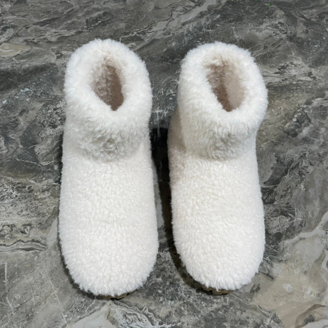 PRADA 26S ANKLE BOOTS IN WHITE FUR