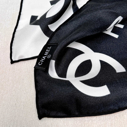 CHANEL 25S SCARF 90 IN SILK 991884