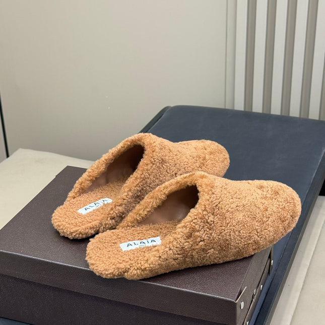ALAIA 25S SHEARLING COZY SLIPPERS IN CARAMEL