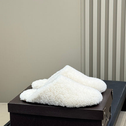 ALAIA 25S SHEARLING COZY SLIPPERS IN WHITE