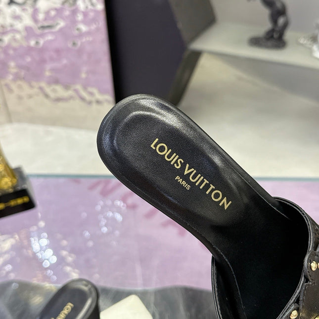 LV 26S BLOCK HEEL MULE SANDALS IN BLACK EMBOSSED CALFSKIN GOLD HARDWARE