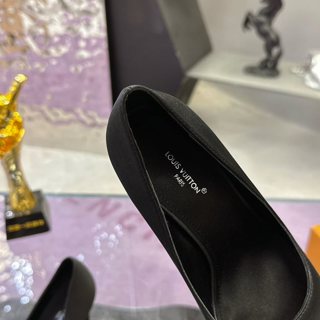 LV 26S POINTED TOE PUMPS 85MM IN BLACK SATIN