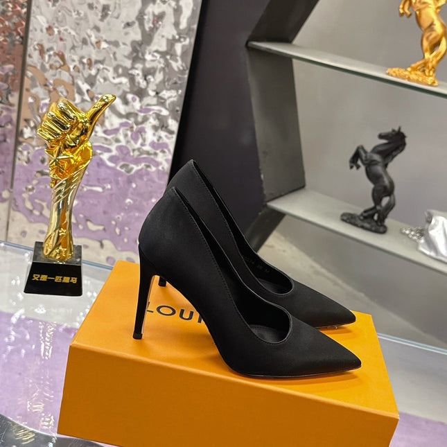 LV 26S POINTED TOE PUMPS 85MM IN BLACK SATIN