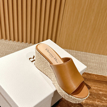 ATTITUDE WEDGE SLIDE 90MM IN BROWN CALFSKIN NATURAL BEIGE RAFFIA SOLE