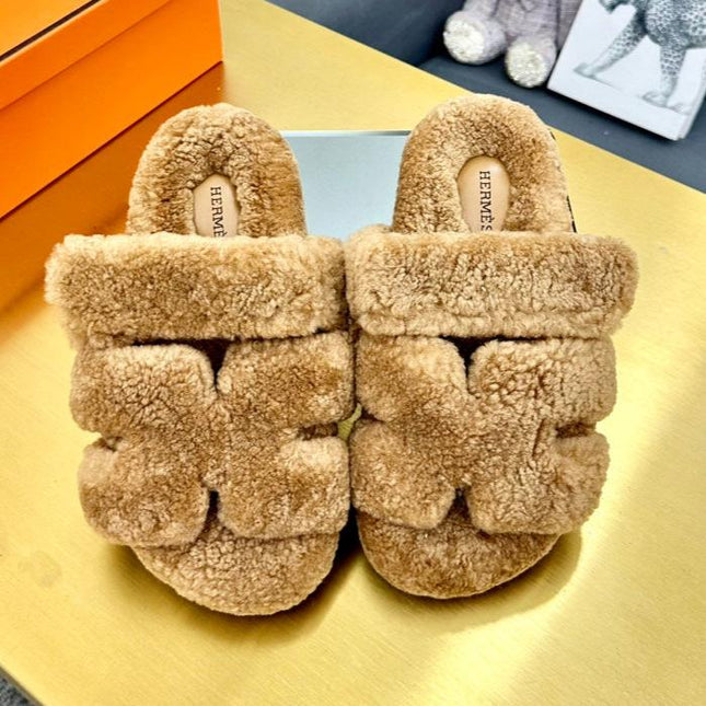 CHYPRE SANDAL IN PEANUT BROWN SHEARLING