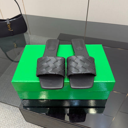 BOTTEGA VENETA LIDO FLAT SANDALS IN BLACK CALFSKIN