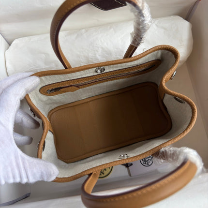 HM 25S GARDEN PARTY 23 CM IN CARAMEL BROWN TOGO