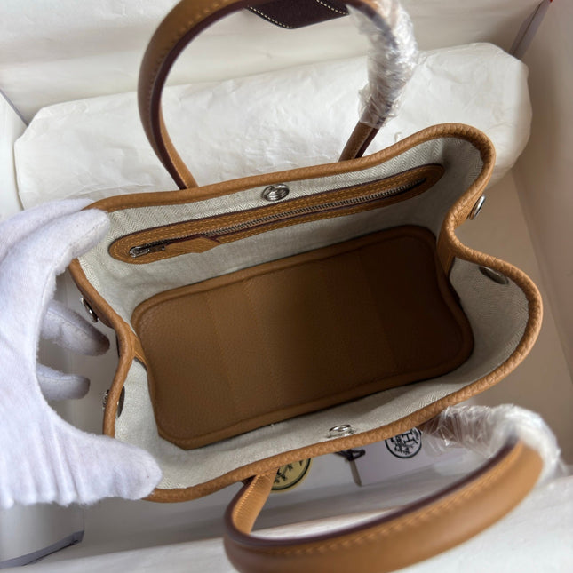 HM 25S GARDEN PARTY 23 CM IN CARAMEL BROWN TOGO