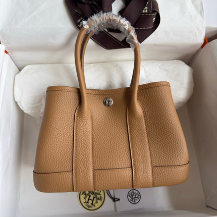 HM 25S GARDEN PARTY 23 CM IN CARAMEL BROWN TOGO