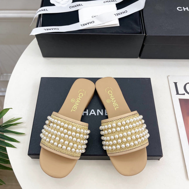 FLAT SLIDE IN FLAX YELLOW CALFSKIN WITH PEARLS