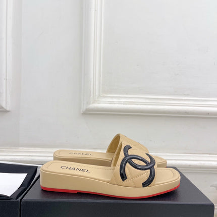 CHANEL 26S FLAT SLIDES IN BEIGE LAMBSKIN WITH BLACK CC LOGO