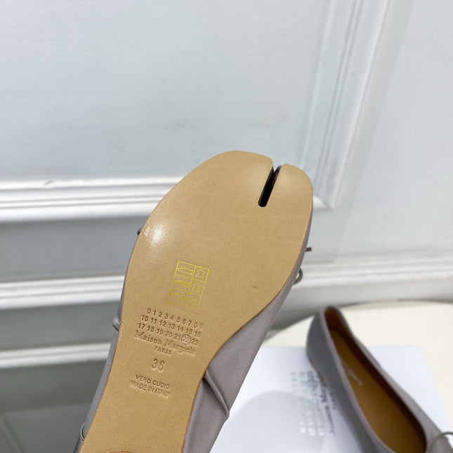 LOEWE 26S SPLIT-TOE BALLET FLATS IN GREY SILK