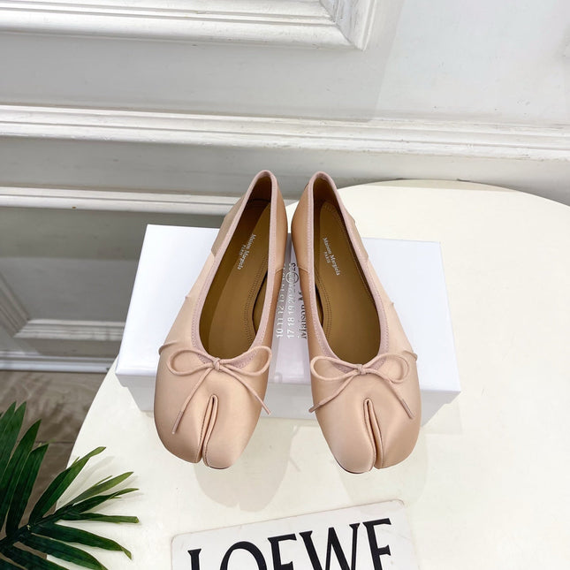 LOEWE 26S SPLIT-TOE BALLET FLATS IN NUDE PINK SILK