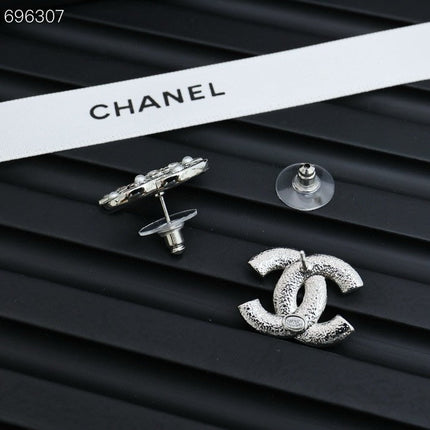 STUD EARRINGS IN SILVER METAL PEARLY WHITE AND CRYSTAL