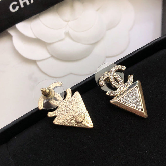 CHANEL 26S DOUBLE C LOGO TRIANGLE CRYSTAL DROP EARRINGS IN GOLD METAL 631835