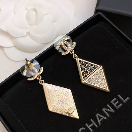 CHANEL 26S DOUBLE C LOGO TWO TONE PAVE CRYSTAL DIAMOND SHAPE DROP EARRINGS IN GOLD METAL 631833